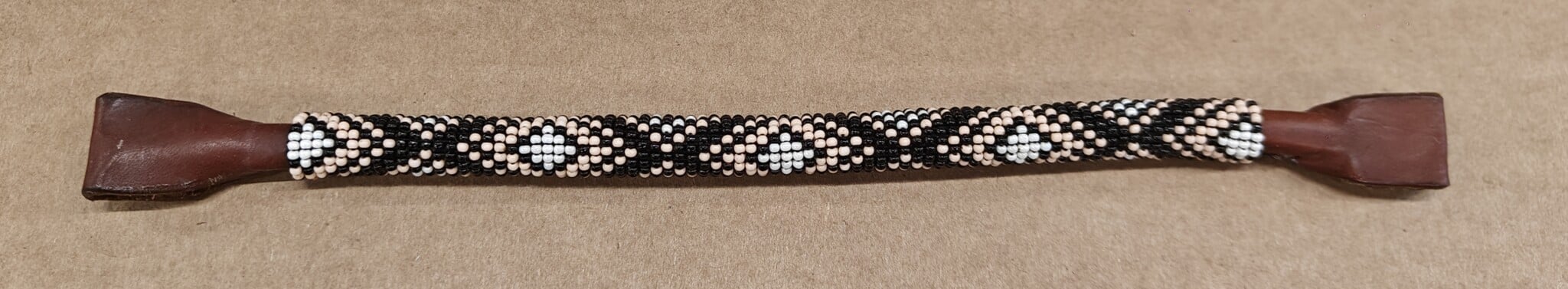 Ouško k uzdečce s korálky black/beige